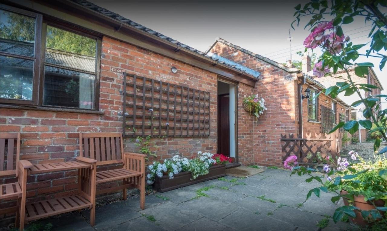Laburnum Holiday Cottage Tunstead  ภายนอก รูปภาพ